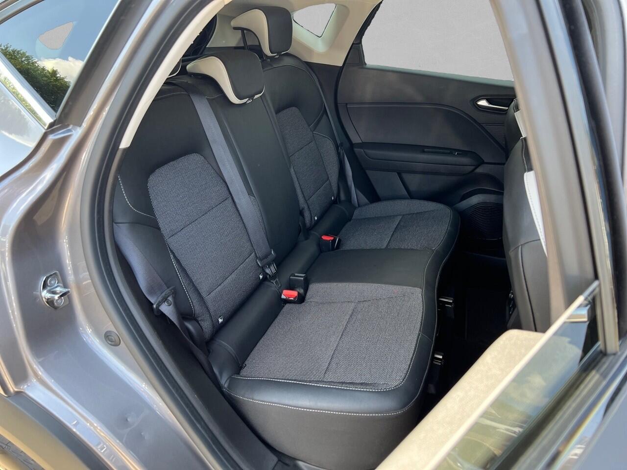 Renault CAPTUR 1.3 TCe INTENS EDC 140 AUTOMAAT / CAMERA / 18 INCH / STOEL EN STUURVERWARMING / TREKHAAK AUTOMAAT / CAMERA / 18 INCH / STOEL EN STUURVERWARMING / TREKHAAK