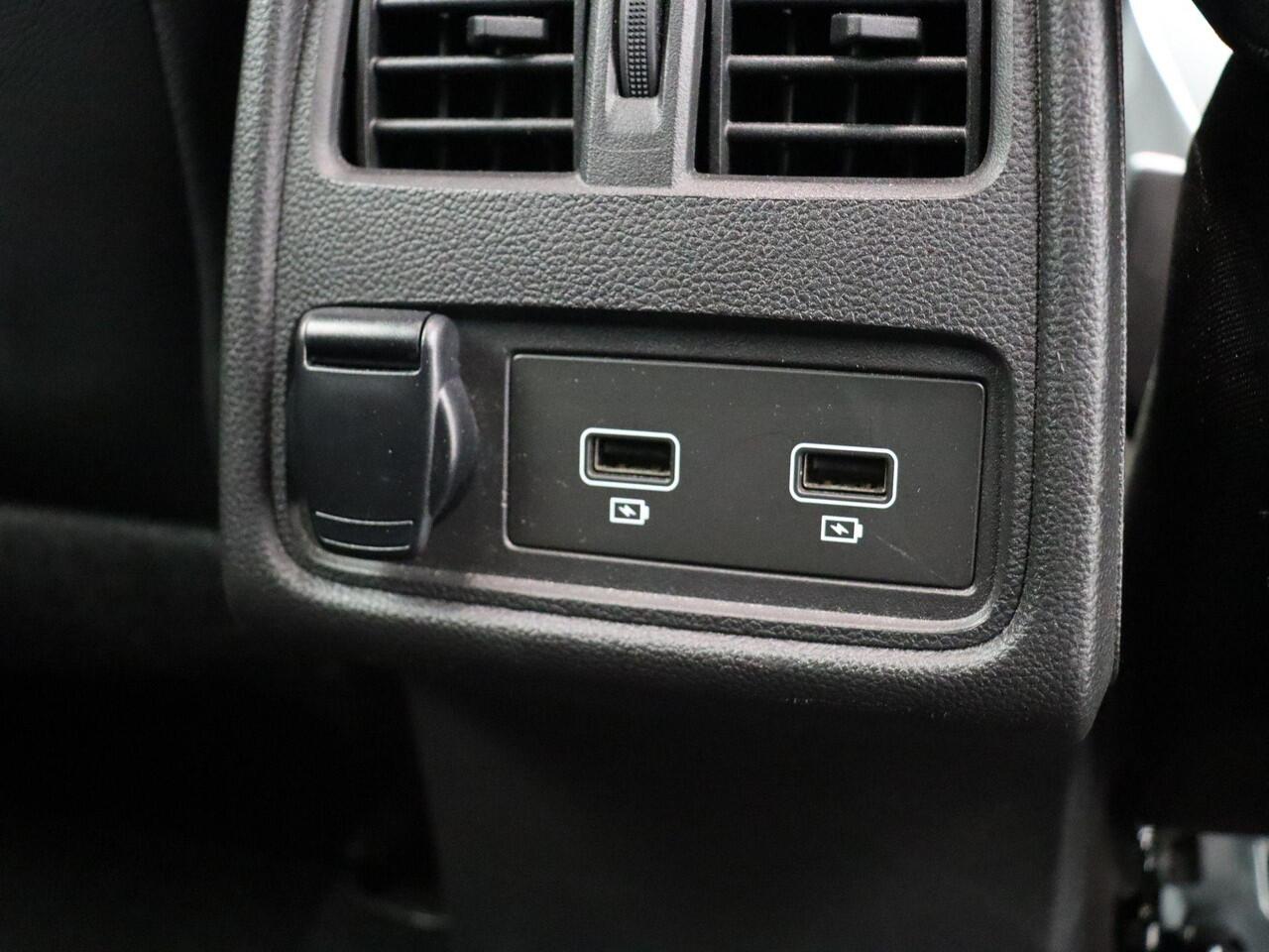 Renault CAPTUR 160pk E-Tech Phev Intens | Dealer Onderhouden | 1e Eigenaar! | Trekhaak | 85% accu score | Digitale Cockpit |