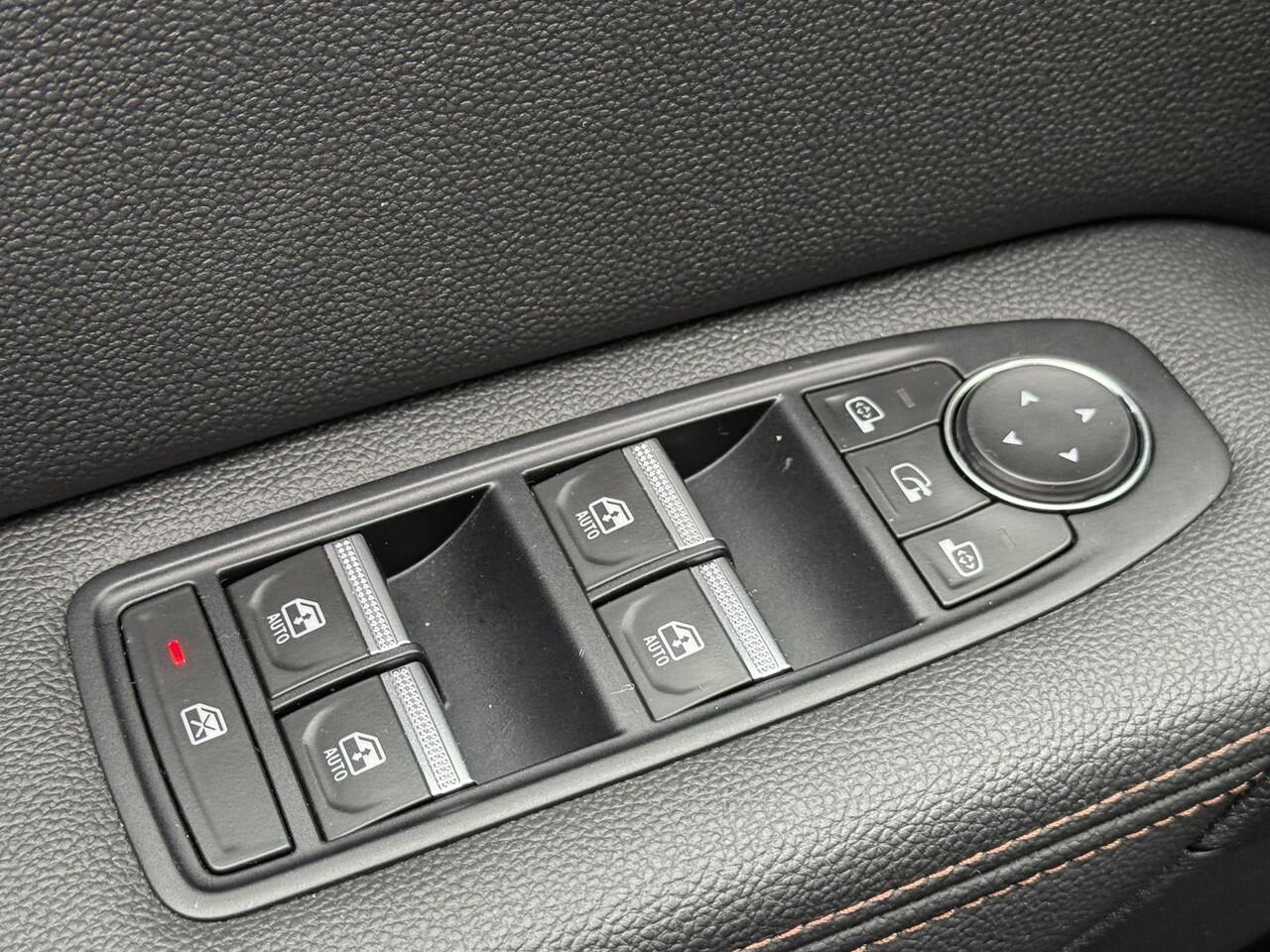 Renault CAPTUR 1.6 E-Tech Plug-in Hybrid 160 Initiale Paris | Glazen schuif-kantel dak | Leer | Stoel & stuur verwarming | 360 graden camera | DAB | Park assist | Climate Control |