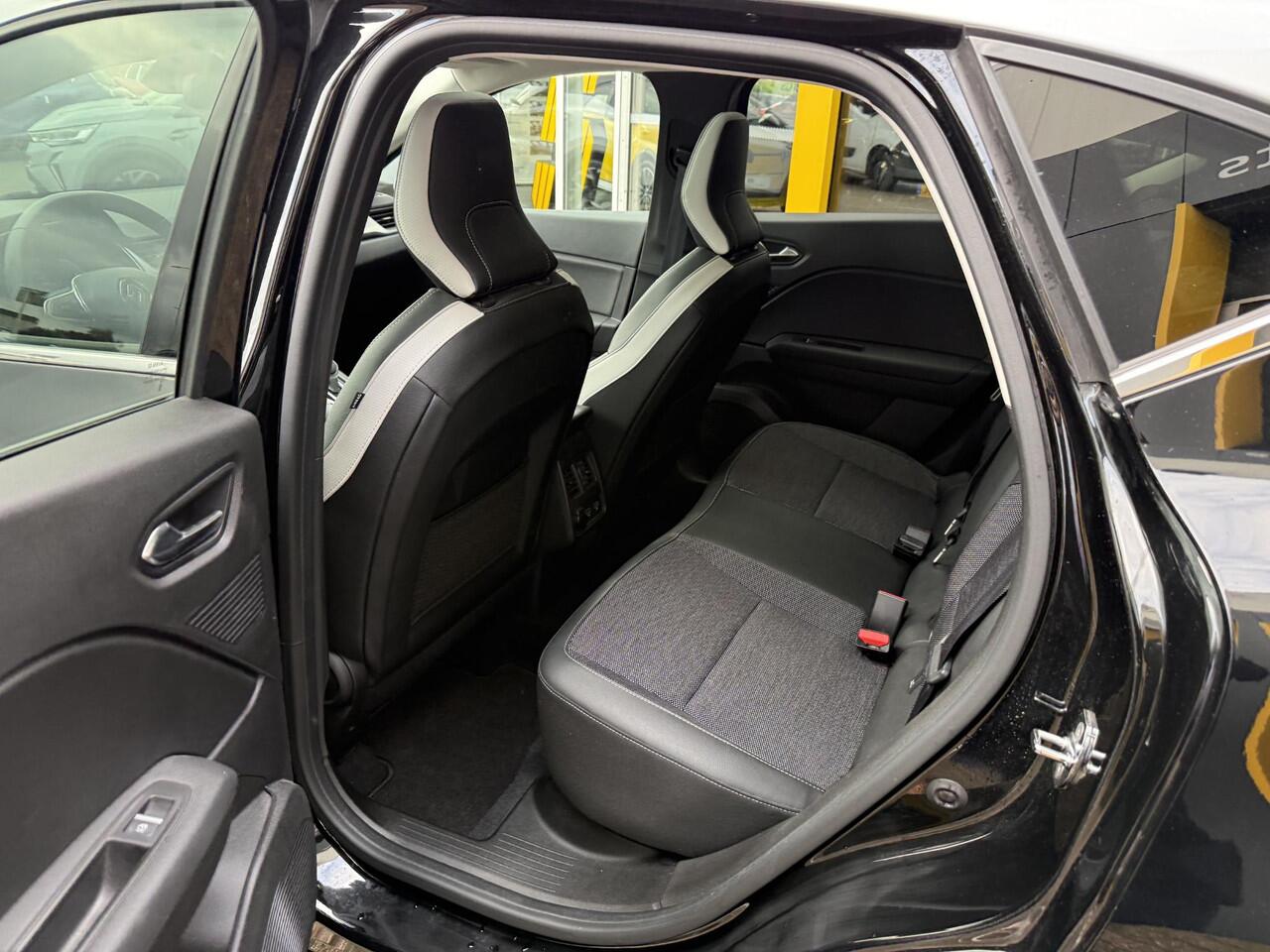 Renault CAPTUR TCe 140 EDC Intens | Trekhaak | Glazen schuif-kantel dak | Stoel & stuur verwarming | Navi groot | DAB | Achteruitrijcamera | Climate Control | Key-less |