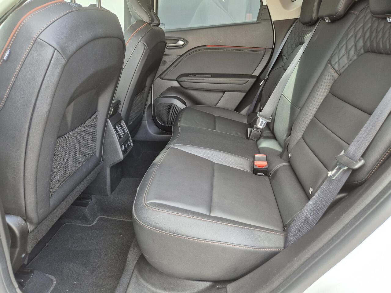 Renault CAPTUR 1.6 E-Tech Plug-in Hybrid 160 Initiale Paris / Automaat / Apple Carplay Android Auto / Rondomzicht camera / Stuur-, en Stoelverwarming / Keyless Entry/Start / Navigatie /