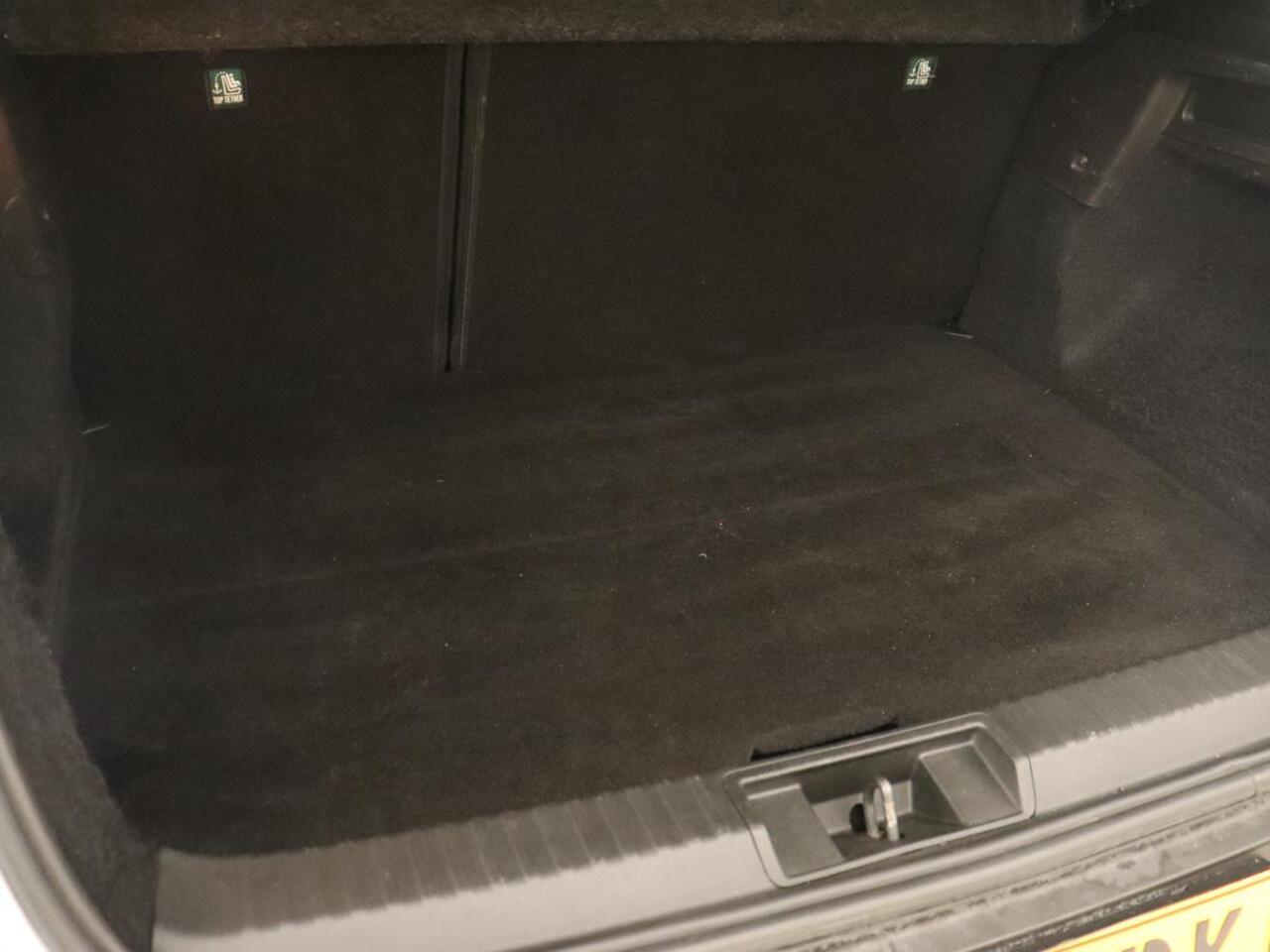 Renault CAPTUR 1.6 E-Tech Hybrid 145 Intens | Automaat | Carplay | PHEV | Half leder | Adaptive cruise | Climate controle | DAB | Getint glas | LED