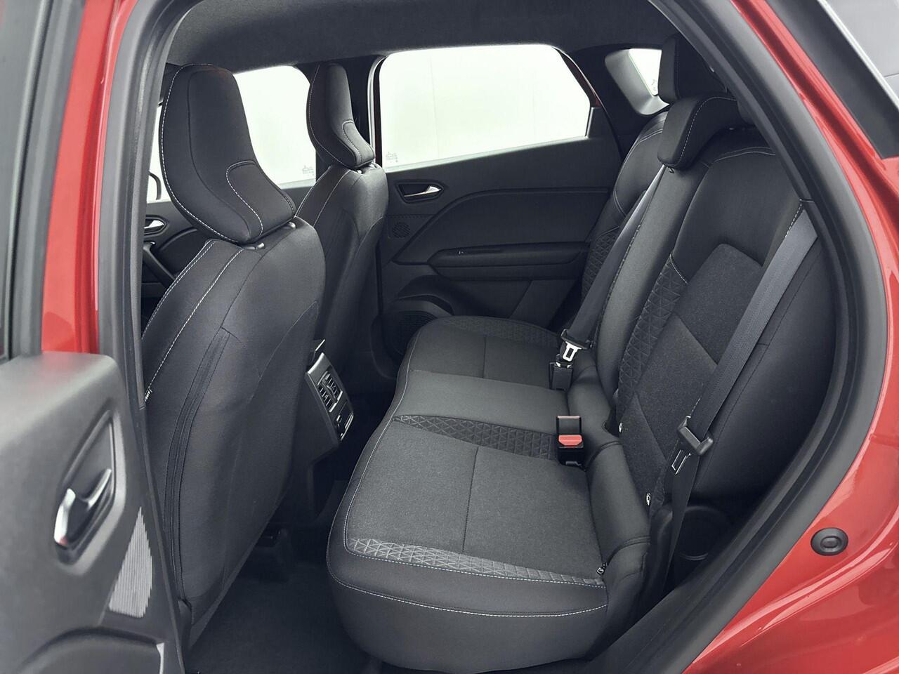 Renault CAPTUR 1.3 mild hybrid 160pk Evolution | Apple & Android Carplay | Achteruitrij Camera | Parkeersensoren Achter | Climate Control | Cruise Control | Verwarmbare Voorstoelen | Privacy Glass