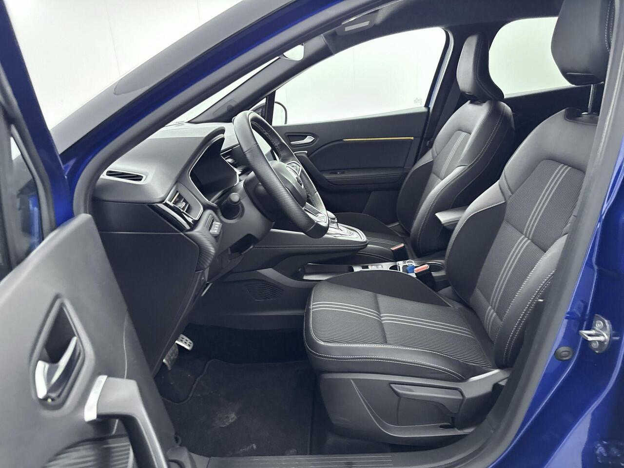 Renault CAPTUR 1.6 E-Tech Plug-in Hybrid E-Tech Engineered 160PK | Automaat | Zwarte Details | 18'' Inch Velgen | Navigatie | Half-Lederen Bekleding | Digital Cockpit | Apple CarPlay & Android Auto