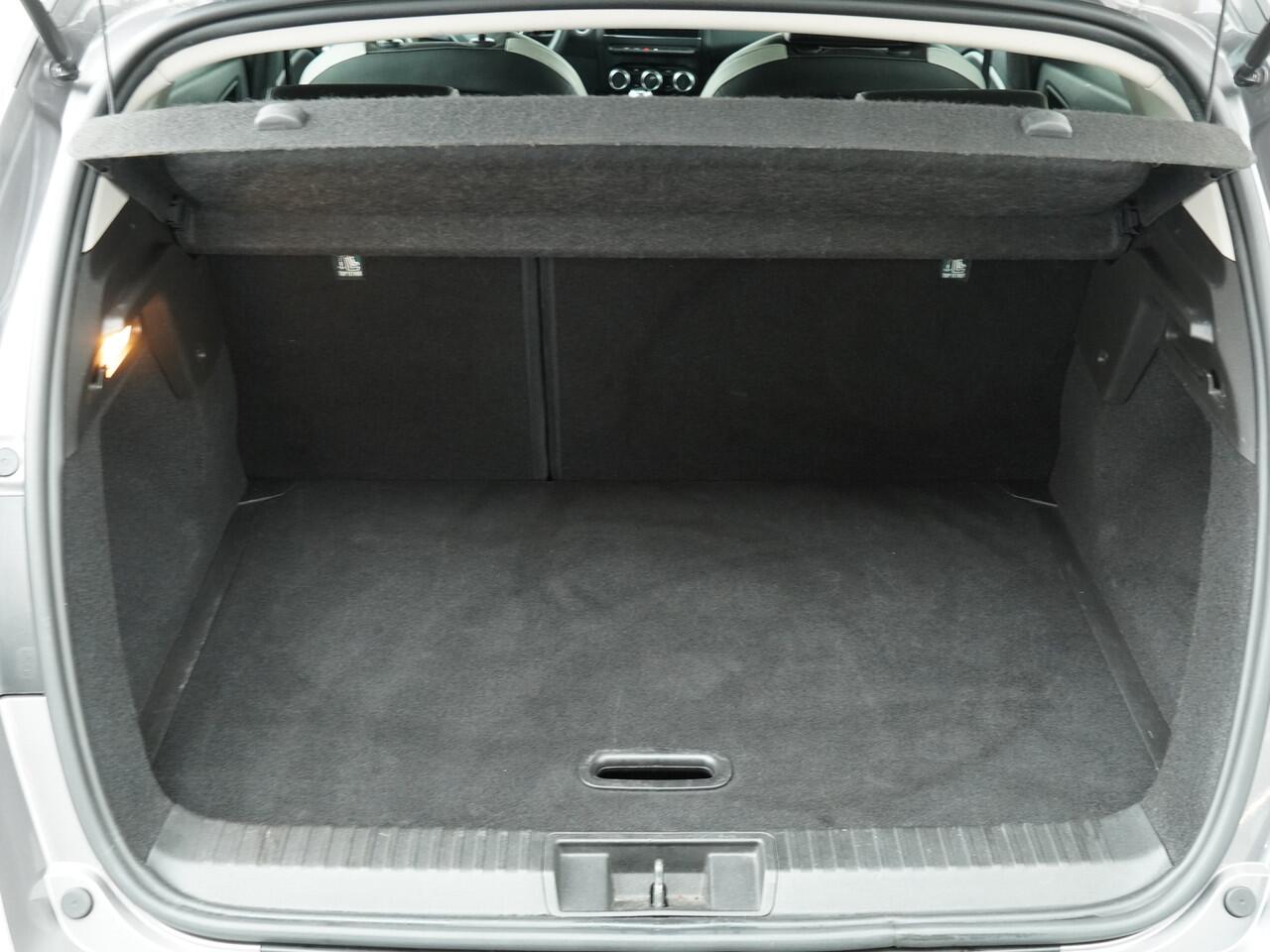 Renault CAPTUR 90PK TCe Intens | Half leder | Nav | Trekhaak | Camera | Hoge zit | Two tone |