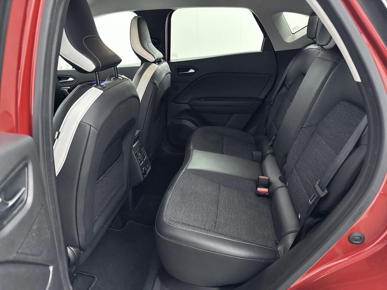 Renault CAPTUR 1.0 TCe Intens 100PK | Navigatie | Achteruitrijcamera | Climate Control | Parkeersensoren Voor & Achter | Apple CarPlay & Android Auto