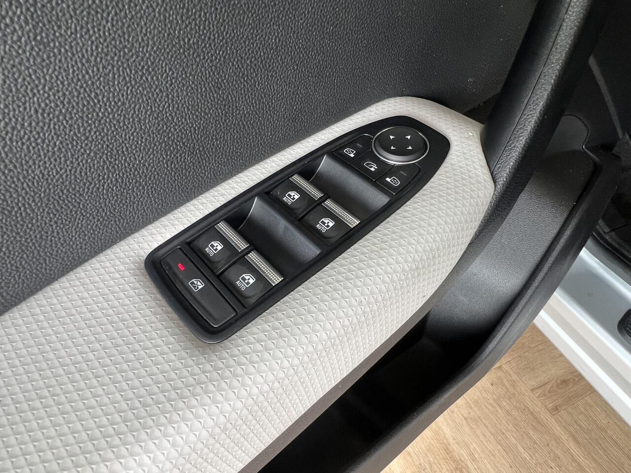 Renault CAPTUR 1.3 TCe 130 Intens | Groot Navi | Bose | Stoelverwarming | Camera | Led | PDC | 17" | Volledig onderhouden!