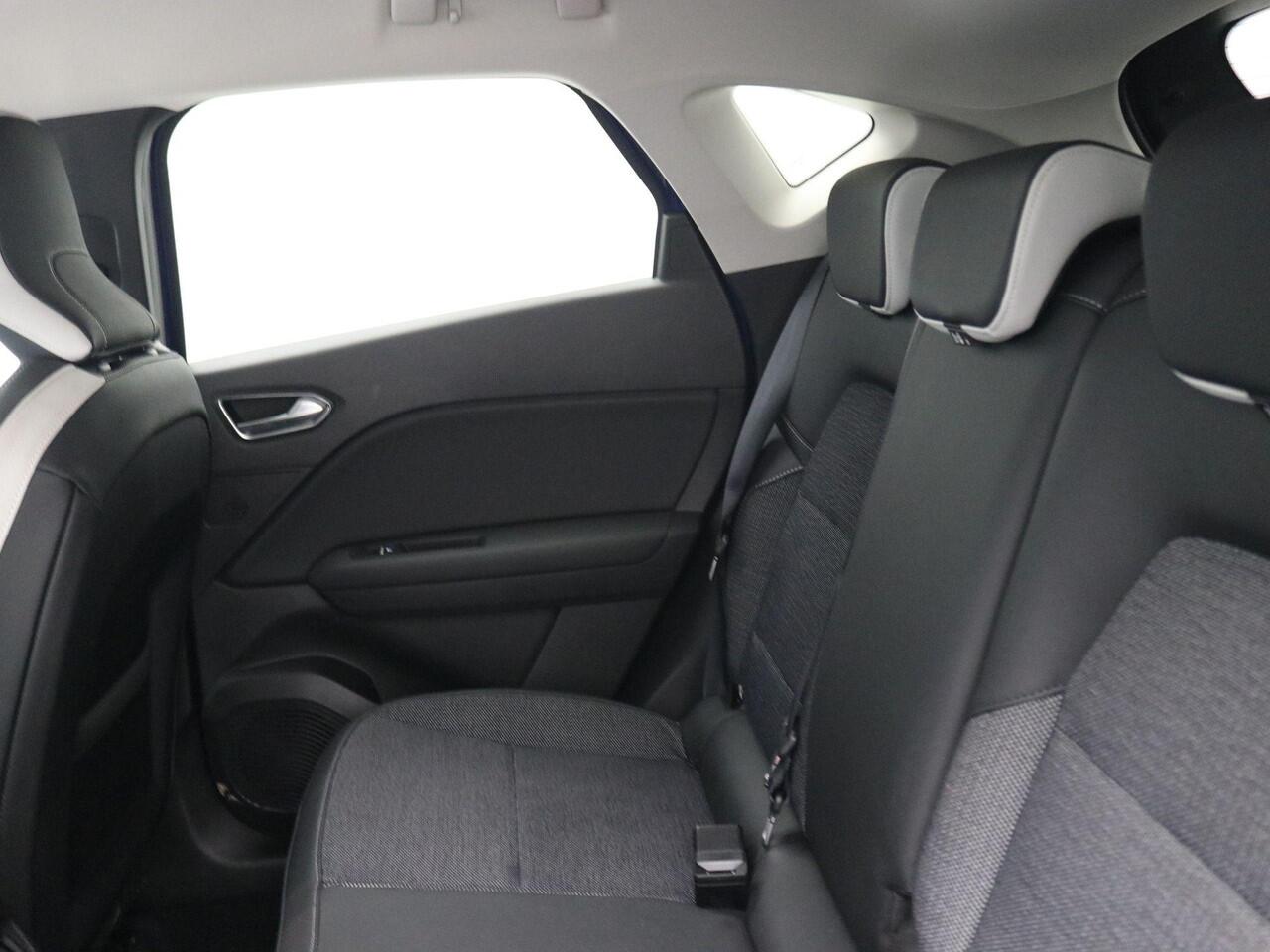 Renault CAPTUR 1.3 TCe 130 Intens / Dealeronderhouden / Trekhaak / 1200kg Trekgewicht / Achteruitrijcamera / Parkeersensoren / Apple Carplay / Navigatie / Cruise Control /