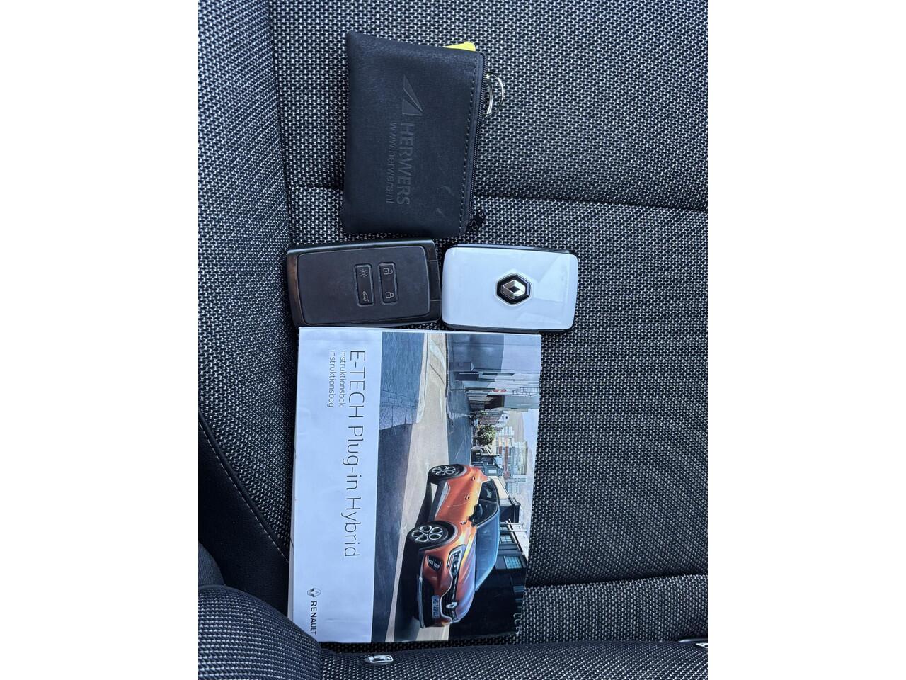 Renault CAPTUR 1.6 E-Tech Plug-in Hybrid 160 Intens Automaat / Stuur- en stoelverwarming / Navigatie groot scherm / Achteruitrijcamera / Apple Carplay Android / 18" LM wielen /