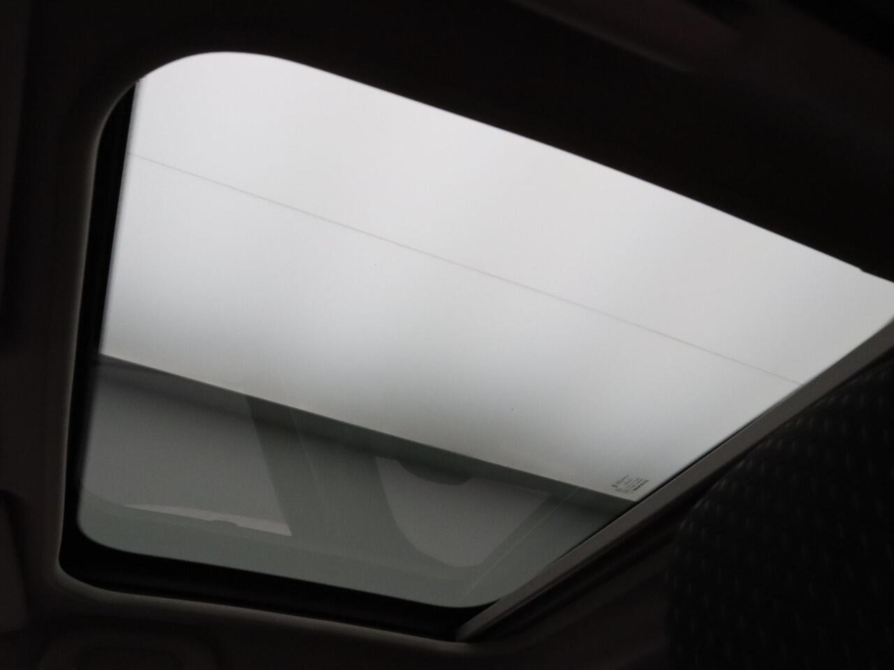 Renault CAPTUR 150pk TCe Version S Camera | Cruise | Navi | Parkeersens. v+a | Trekhaak | Panoramadak