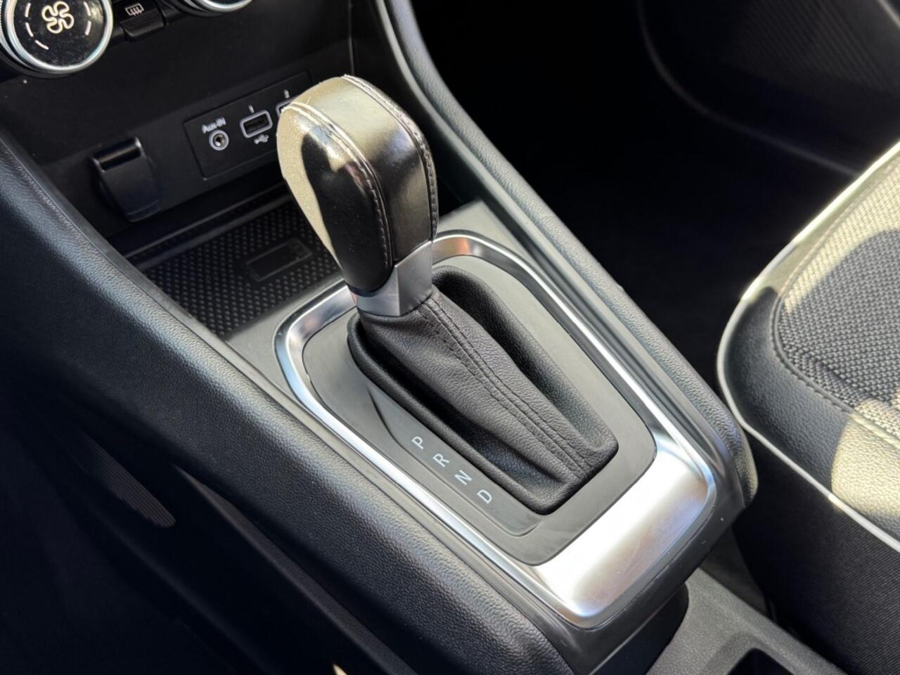 Renault CAPTUR 1.3 TCE 140PK AUT. HALF-LEER NAVIGATIE CARPLAY AIRCO LMV PDC