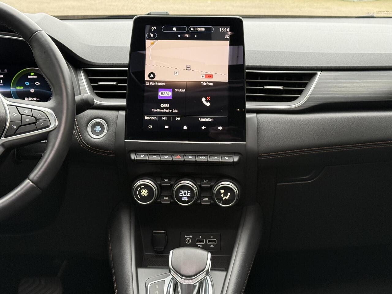 Renault CAPTUR 1.6 E-Tech Plug-in Hybrid 160 Initiale Paris | Glazen schuif-kantel dak | Leer | Stoel & stuur verwarming | 360 graden camera | DAB | Park assist | Climate Control |