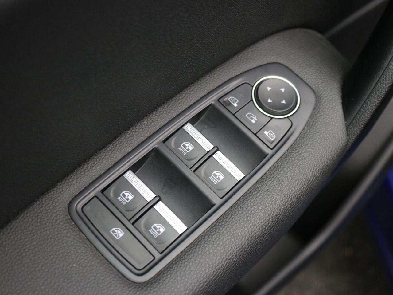 Renault CAPTUR 1.3 TCe 130 Intens / Dealeronderhouden / Trekhaak / 1200kg Trekgewicht / Achteruitrijcamera / Parkeersensoren / Apple Carplay / Navigatie / Cruise Control /