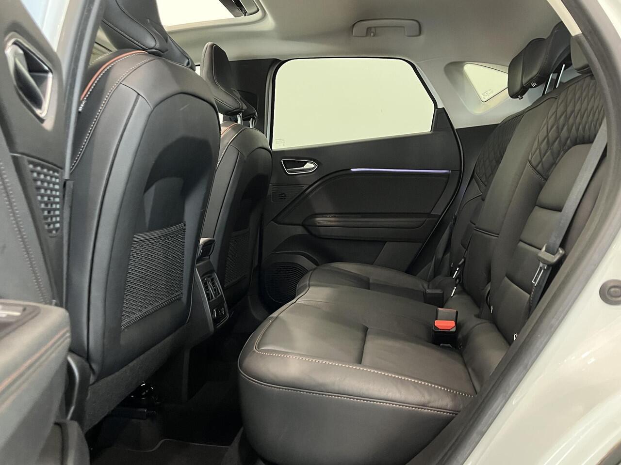 Renault CAPTUR 1.3 TCe 155 EDC Initiale Paris | Trekhaak | Panoramadak | Leder | Navigatie 9,3" | Climate Control | Cruise Control | Lichtmetalen velgen 18" | Apple Carplay/Android Auto