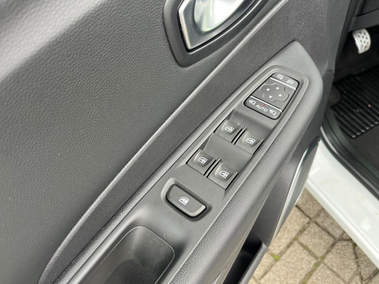 Renault CAPTUR 1.3 TCe Intens | Panoramadak | Camera | Trekhaak | Stoelverwarming | Bose | Cruise Control |