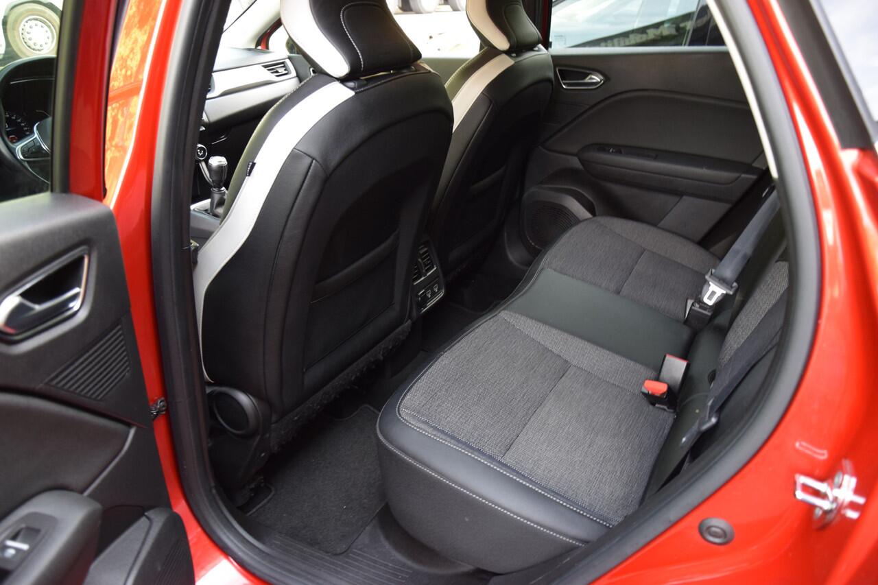 Renault CAPTUR 1.0 TCe 100 Intens | BOVAG Garantie | Trekhaak | All Season Banden | Navigatie | Achteruitrijcamera | PDC Voor&Achter | Apple Carplay | Full LED | Dealer Onderhouden |