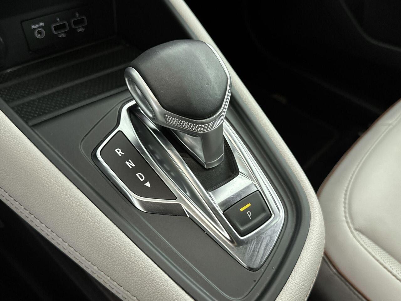 Renault CAPTUR 1.3 TCe 130Pk Initiale Paris | Navigatie | Apple & Android Carplay | 360 Camera | Parkeersensoren Voor & Achter | Stoel & Stuurverwarming | Adaptieve Cruise Control | Keyless Entry | Privacy Glass |