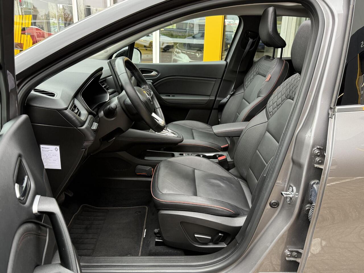 Renault CAPTUR 1.6 E-Tech Plug-in Hybrid 160 Initiale Paris | Glazen schuif-kantel dak | Leer | Stoel & stuur verwarming | 360 graden camera | DAB | Park assist | Climate Control |