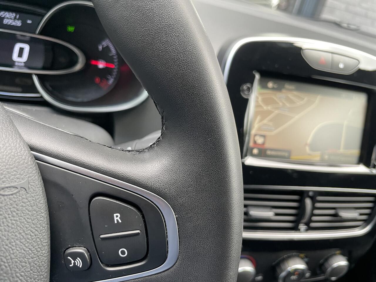 Renault CLIO Estate 0.9 TCe Limited Airco - Cruise control - Parkeersensoren achter - Navigatie full map - Mistlampen voor - Lederen stuurwiel - Dakrails