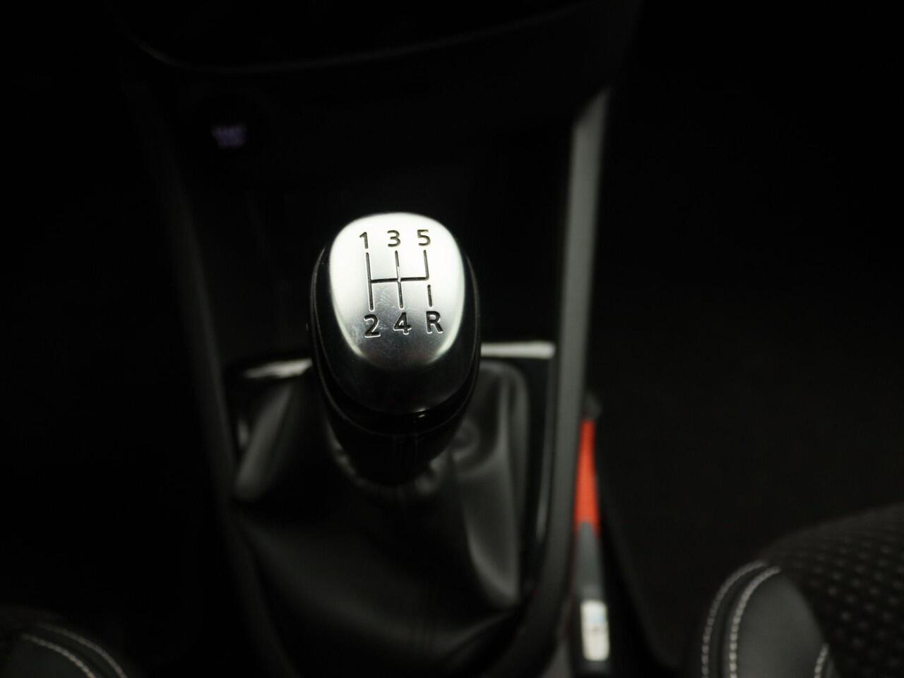 Renault CLIO TCe 90 Intens | Apple CarPlay & Android Auto | Climate control | Lichtmetalen wielen | Parkeersensoren | Metaalkleur | Cruise control |