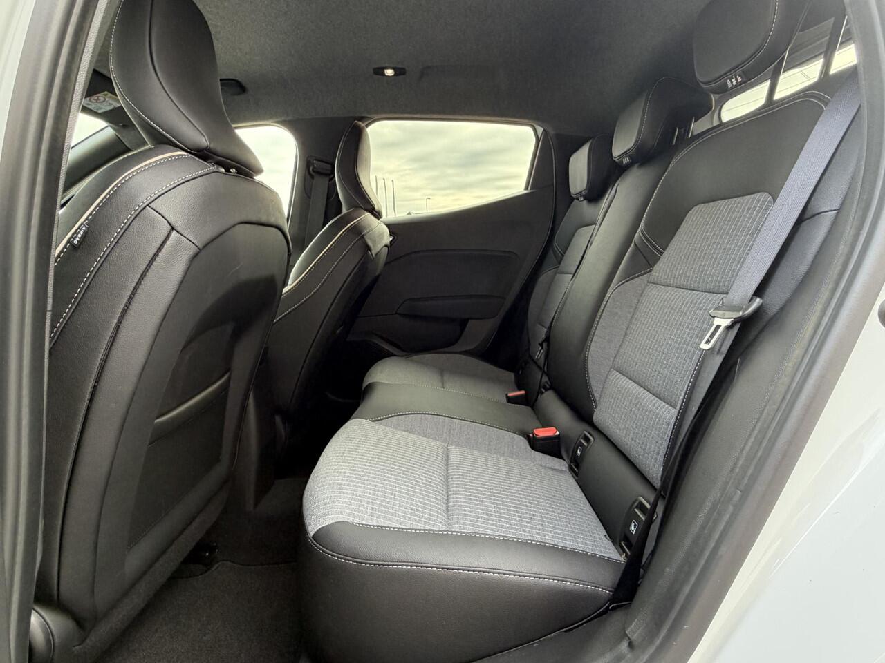 Renault CLIO 1.0 TCe 90 GPF techno Handgeschakeld / Navigatie via Apple Carplay & Android Auto / Parkeersensoren / Cruise Control / Climate Control / Achteruitrijcamera / Stoel & Stuurverwarming / Keyless / Privacy Glass /