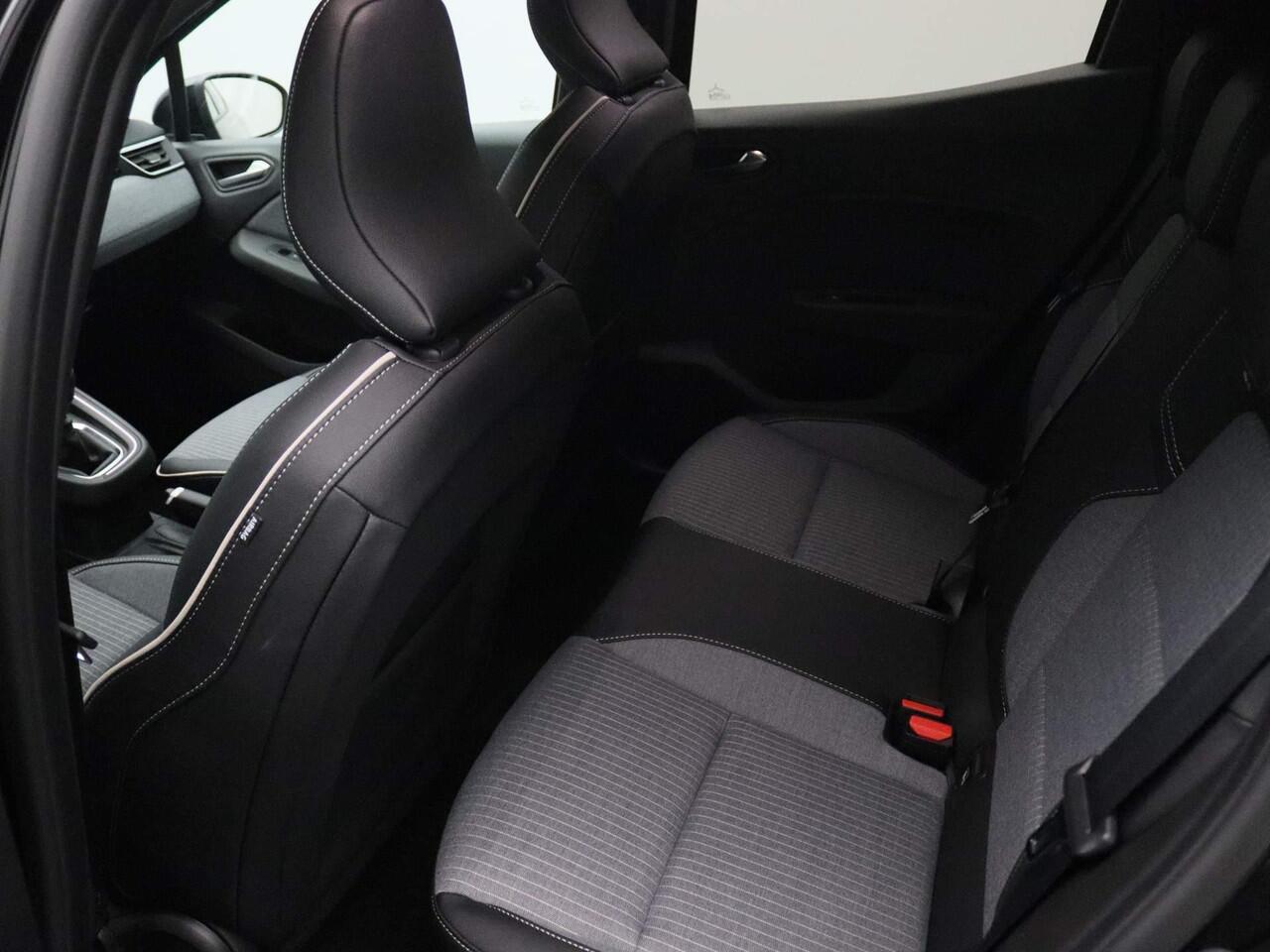 Renault CLIO TCe 90 Techno | Pack Navigation 9,3" scherm incl. Apple CarPlay & Android Auto | Climate Control | Parkeersensoren achter met achteruitrijcamera | Lichtmetalen velgen| Metaalkleur |