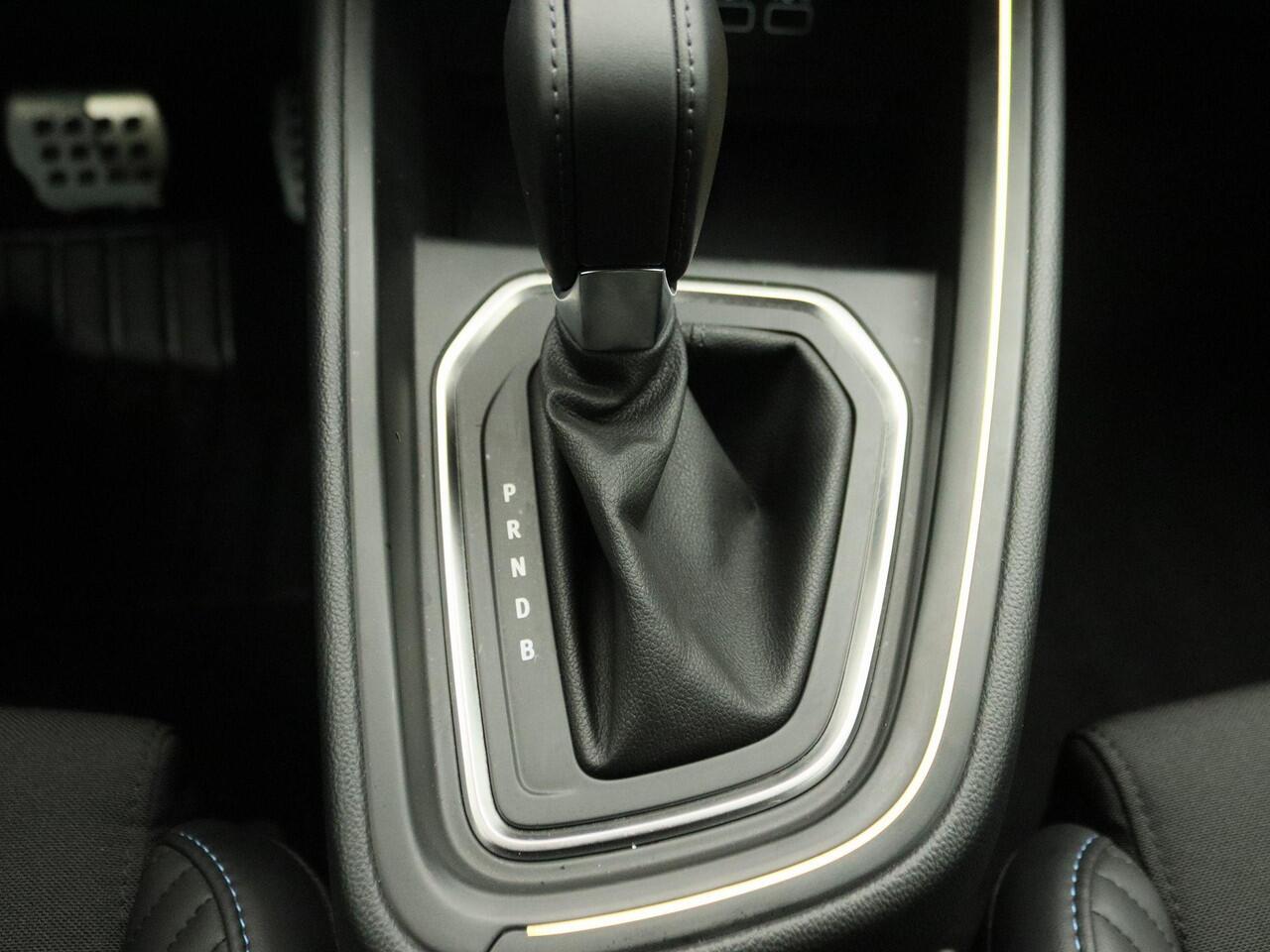 Renault CLIO E-Tech Full Hybrid 145 esprit Alpine | EASY LINK navigatiesysteem met 9,3" touchscreen incl. Apple Carplay & Android Auto | Adaptive Cruise Control | Parkeersensoren met 360camera + achteruitrijcamera | lichtmetalen wielen 17" | Dodehoek detectie |