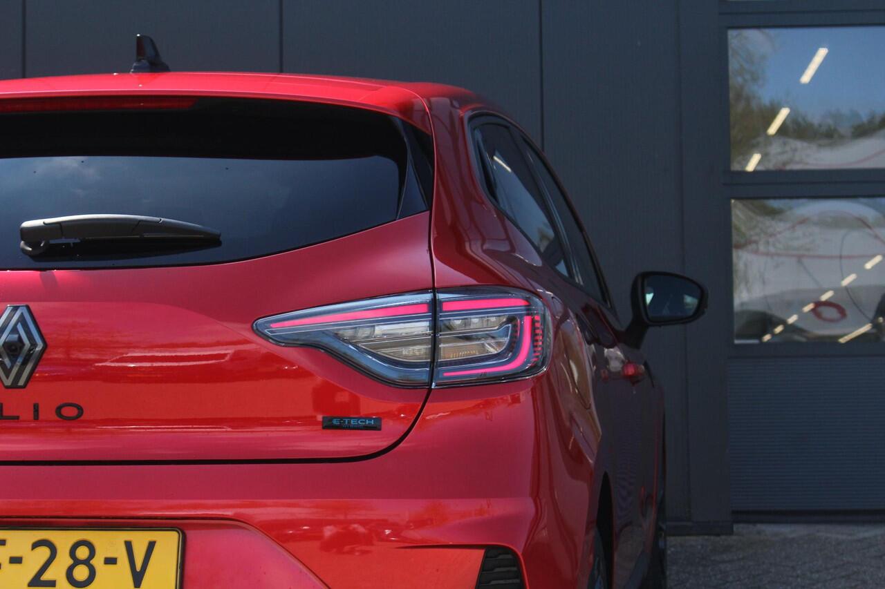 Renault CLIO 1.6 E-Tech Full Hybrid 145Pk esprit Alpine | Navigatie | Draadloze Apple & Android Carplay | 360 Parkeersensoren & 360 Camera | Bose Geluidsysteem | Stoel & Stuurverwarming |