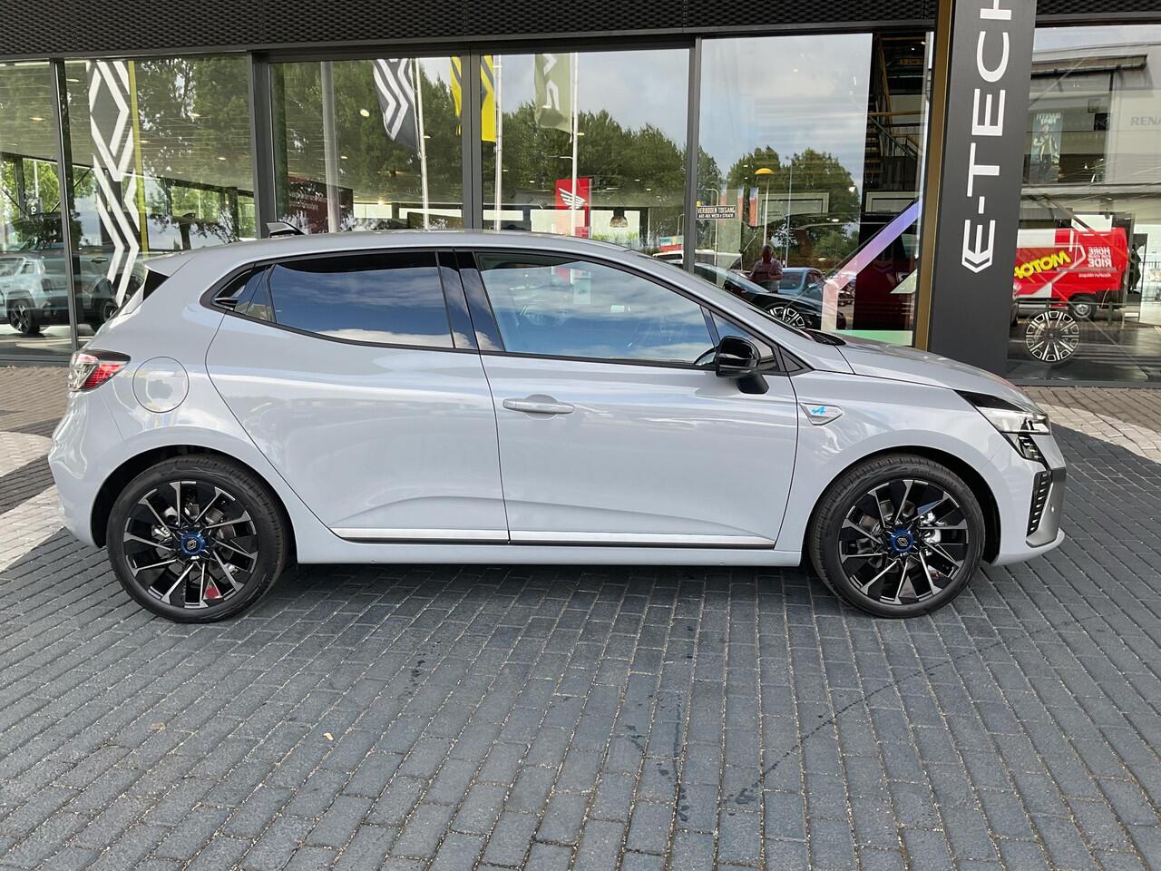 Renault CLIO 1.6 E-Tech Full Hybrid 145 esprit Alpine / Demo Hillegom / Lichtmetalen velgen 17" 'La Fleche met blauwe naafkap' /