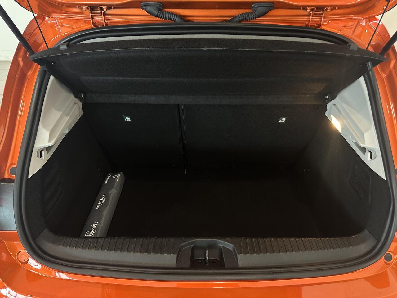 Renault CLIO 1.0 TCe 100 Intens | Navigatie 9,3" | Climate Control | Cruise Control | Lichtmetalen velgen 17" | Parkeersensoren voor, achter en achteruitrijcamera | Apple Carplay/Android Auto | 1e eigenaar + dealer onderhouden!