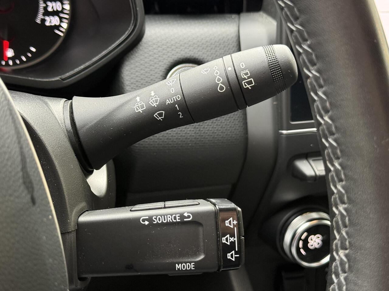 Renault CLIO 1.0 TCe Zen Comfort | NAP | Navigatie | Climate Control | Key-less | Parkeersensoren | DAB | LED |