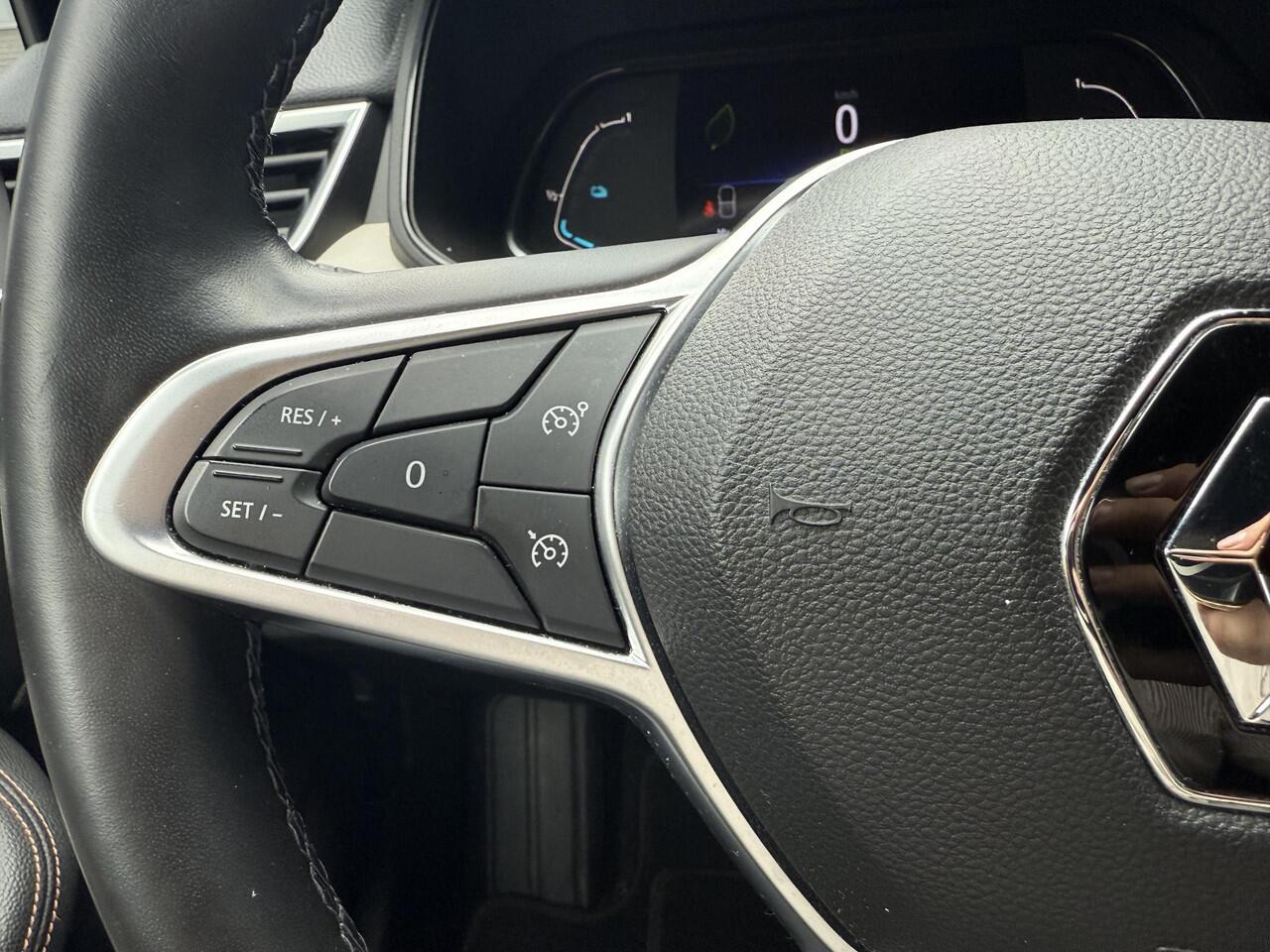 Renault CLIO 1.6 E-Tech Hybrid 140 Initiale / Trekhaak / Stuurverwarming / Stoelverwarming / All Season Banden / Navigatie / Achteruitrijcamera / Cruise Control