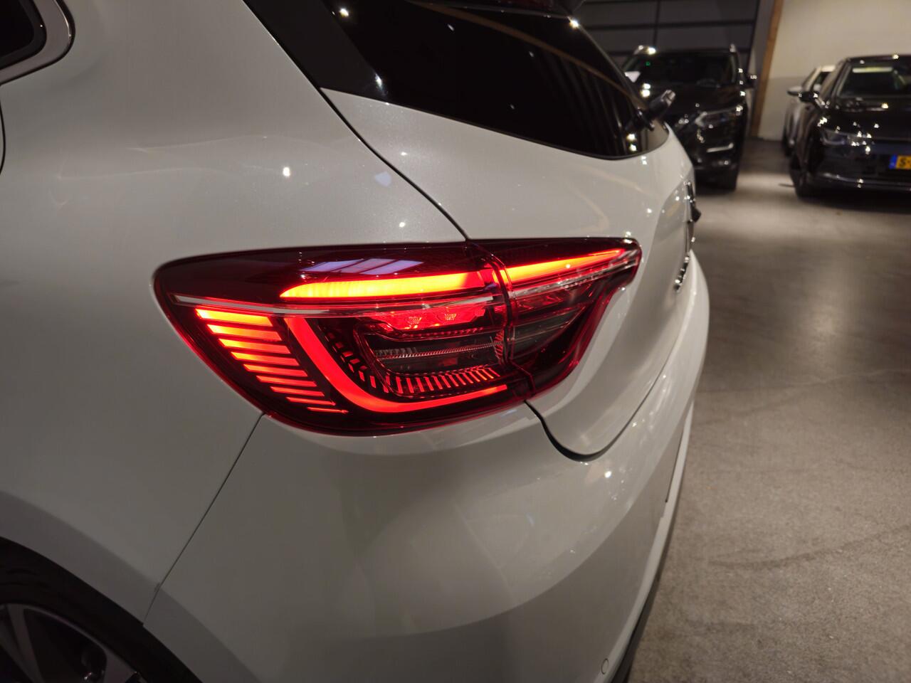 Renault CLIO 1.6 E-Tech Hybrid 140 R.S. Line - Stoelverwarming - Apple Carplay/Android Auto - Trekhaak - Parelmoer - Dodehoekdetectie - Leder - Virtual Cockpit