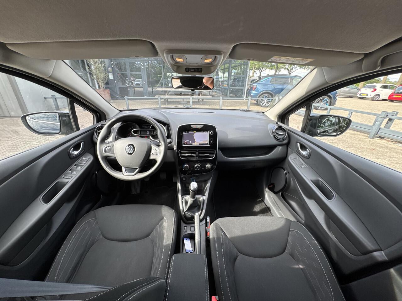 Renault CLIO Estate 0.9 TCe Limited Navigatie/Trekhaak/Dab/Cruise/PDC/Getint glas