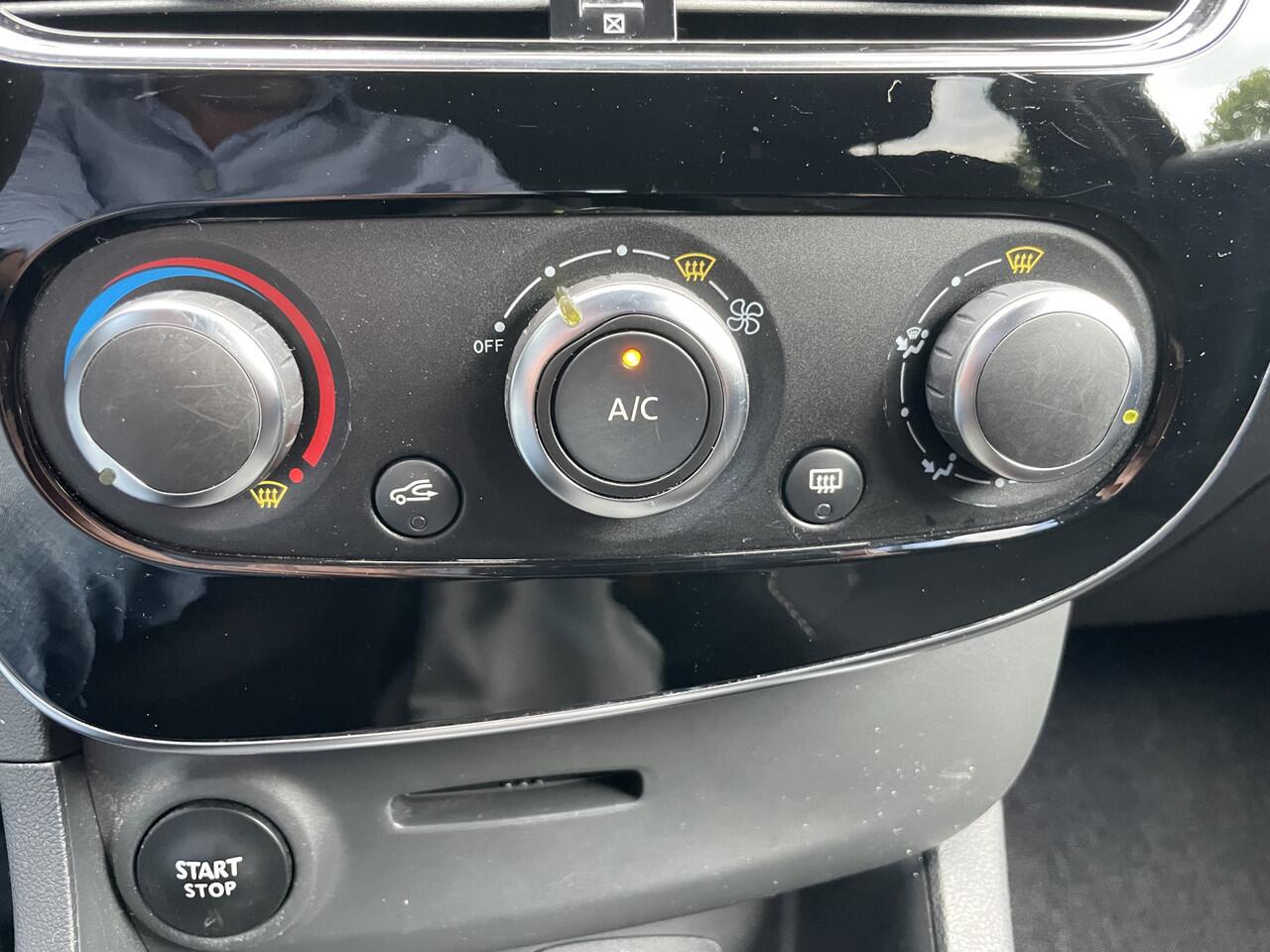 Renault CLIO Estate 0.9 TCe Limited Airco - Cruise control - Parkeersensoren achter - Navigatie full map - Mistlampen voor - Lederen stuurwiel - Dakrails