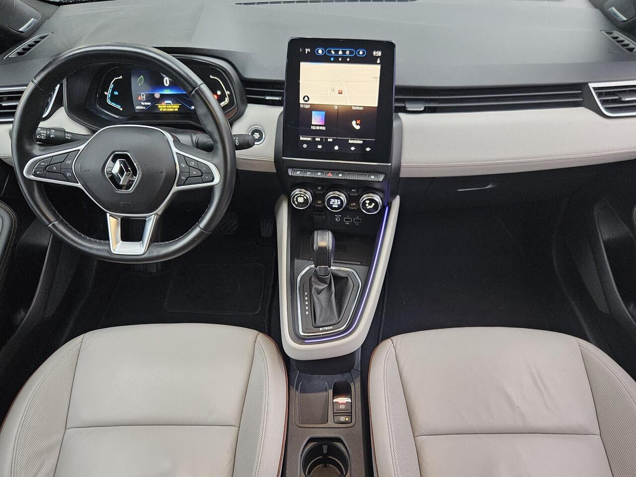 Renault CLIO 1.6 E-Tech Hybrid 140PK Initiale Paris / BOSE Premium Audio / Lederen Bekleding / Stoel & Stuurverwarming / Apple Carplay & Android Auto / All Season Banden / Trekhaak / Navigatie / Achteruitrijcamera /