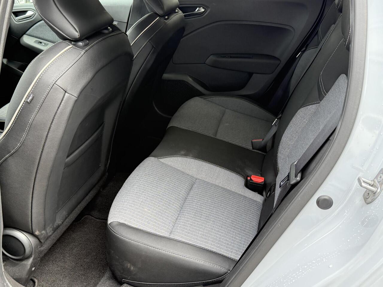 Renault CLIO 1.0 TCe 90 GPF techno | 360° Camera | Navigatie | 16" Lichtmetalen Velgen | Dealer Onderhouden