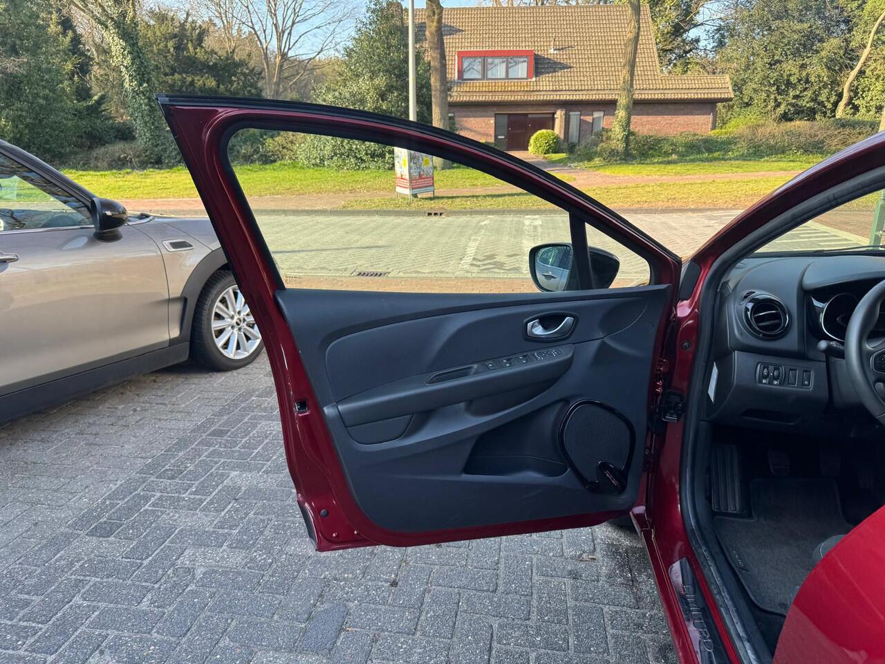 Renault CLIO Estate 0.9 TCe Limited Airco/Camera/Navigatie