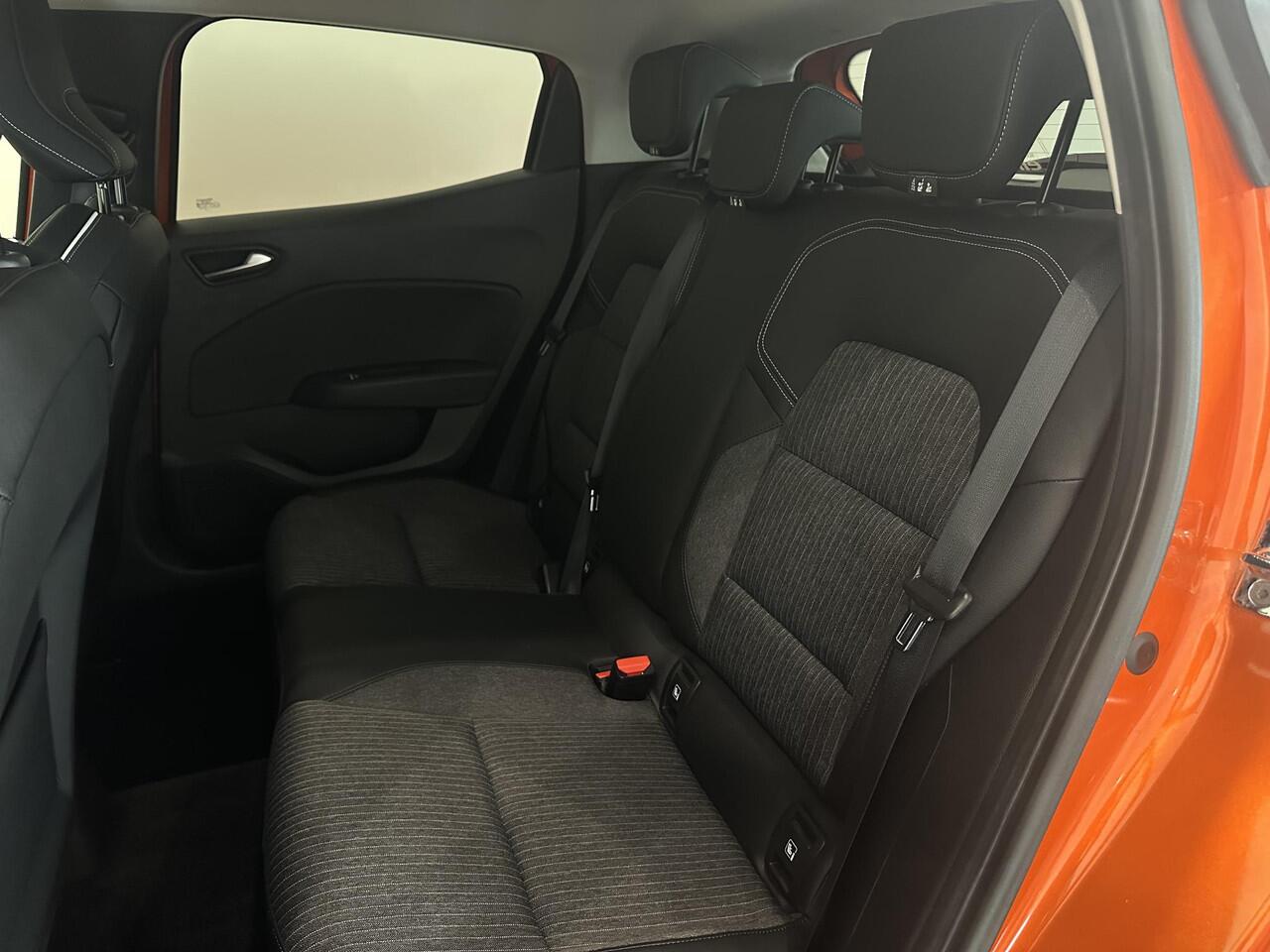 Renault CLIO 1.0 TCe 100 Intens | Navigatie 9,3" | Climate Control | Cruise Control | Lichtmetalen velgen 17" | Parkeersensoren voor, achter en achteruitrijcamera | Apple Carplay/Android Auto | 1e eigenaar + dealer onderhouden!