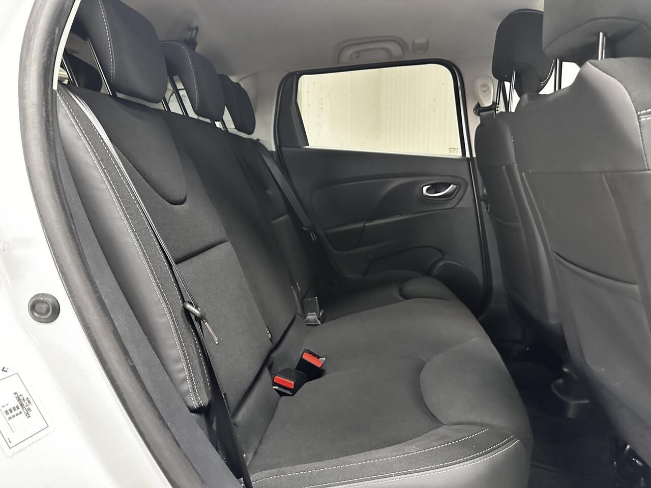 Renault CLIO Estate 0.9 TCe Limited/ 16'' LMV/ Apple + Android/ DAB+/ Keyless/ Navi/ Airco/ Cruise/ Elek. pakket/ Isofix/ Bluetooth/ Armsteun/ Multi. LEDER. Stuur/ Mistl./ PDC/ Chroom/ Extra getint glas.
