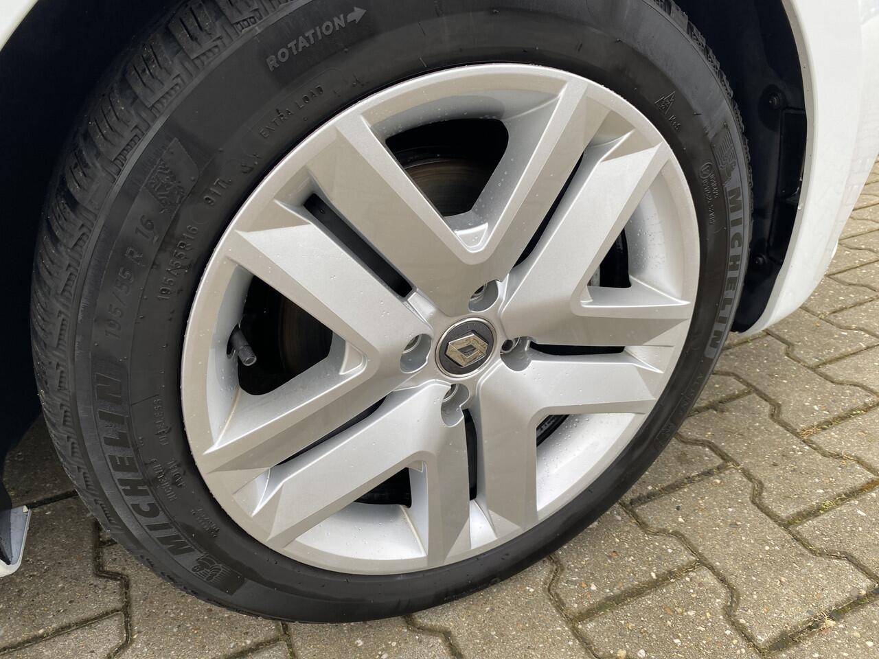 Renault CLIO 1.6 E-Tech Hybrid 140 Business Zen App Connect, Cruise Control & Climate Control