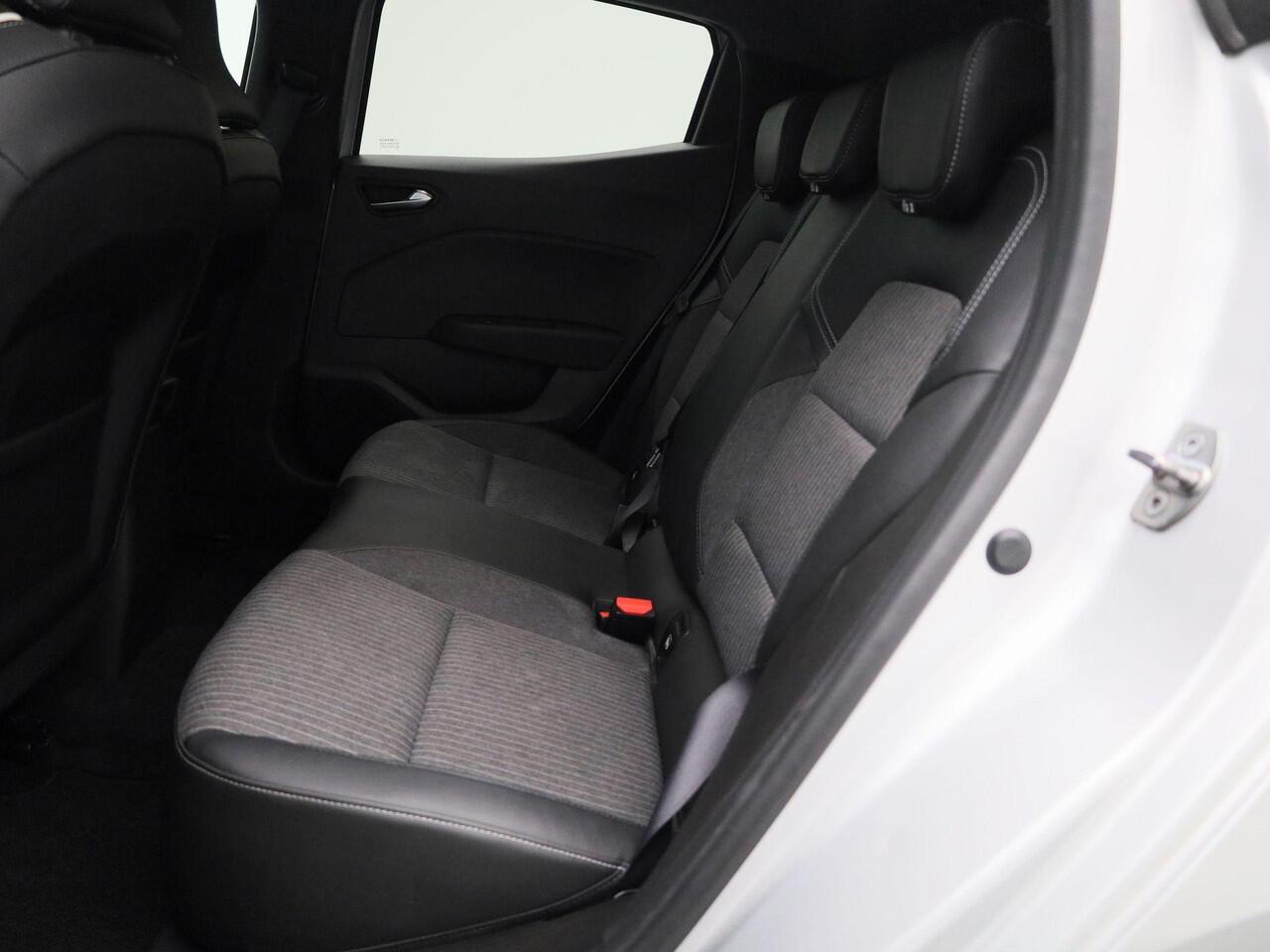 Renault CLIO 1.0 TCe 90Pk Techno | Navigatie | Keyless Entry & Go | Apple Carplay/Android Auto | Parkeersensoren & Camera | Bluetooth | Climate Control | Lichtmetalen Velgen | Privacy Glass |