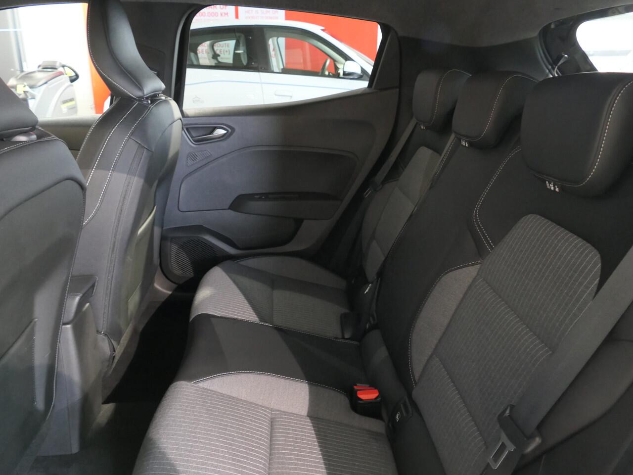 Renault CLIO 1.6 E-Tech Full Hybrid 145 techno - Occasion Lease vanaf ¤419 p/m - Draadloze telefoonlader - Groot scherm - Stoel en stuurverwarming