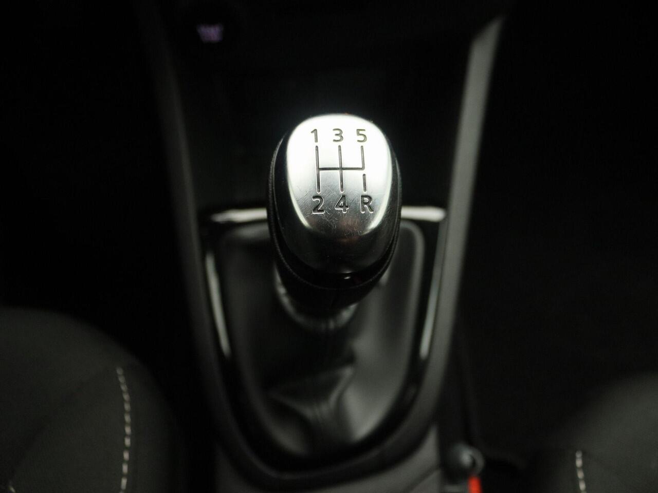 Renault CLIO Estate TCe 90 Limited | Medianav | Airco | Lichtmetalen velgen | Parkeersensoren achter | Metaalkleur | Omlijsting ramen in Chrome | Renault Handsfree card |