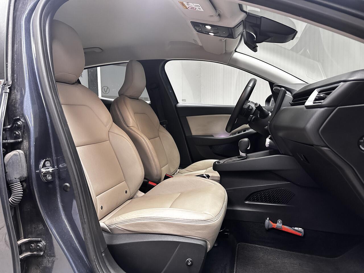 Renault CLIO 1.3 TCe Intens/ Automaat!/ 131pk!/ 16'' LMV/ Apple + Android/ Camera/ Leder/ Stoelverw./ DAB+/ Keyless/ LED Koplampen/ Navi/ Clima/ Cruise/ Elek. pakket/ Isofix/ Multi. LEDER. Stuur/ 16'' LMV/ PDC V+A/ Chroo