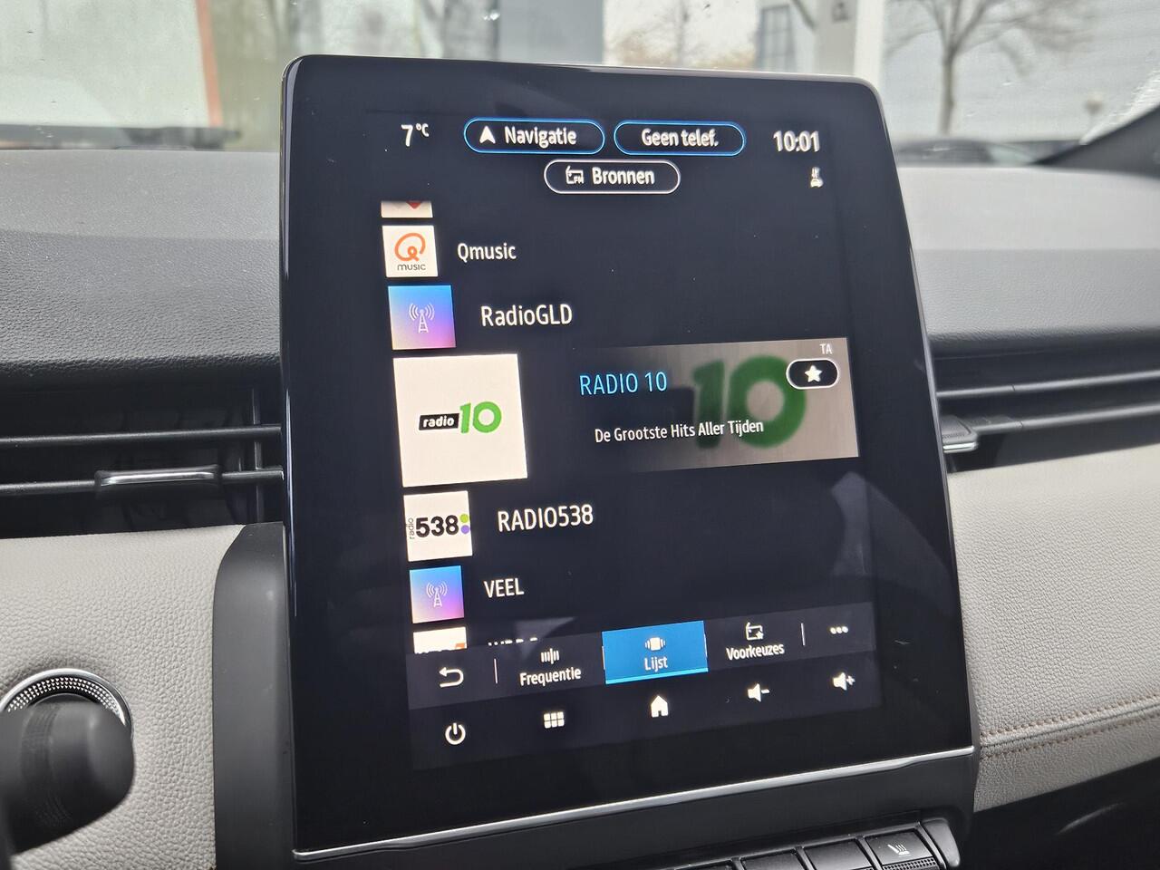 Renault CLIO 1.6 E-Tech Hybrid 140PK Initiale Paris / BOSE Premium Audio / Lederen Bekleding / Stoel & Stuurverwarming / Apple Carplay & Android Auto / All Season Banden / Trekhaak / Navigatie / Achteruitrijcamera /