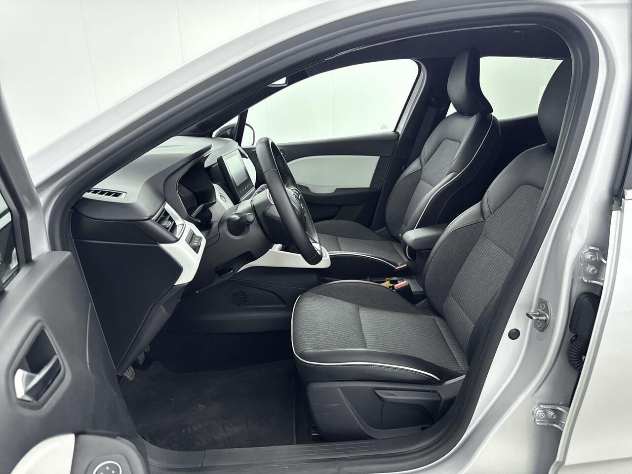 Renault CLIO 1.0 TCe 90Pk Techno | Navigatie | Apple & Android Carplay | Climate Control | Achteruitrijcamera | Parkeersensoren Achter | Privacy Glass | Keyless Entry | Cruise Control & Snelheidsbegrenzer |