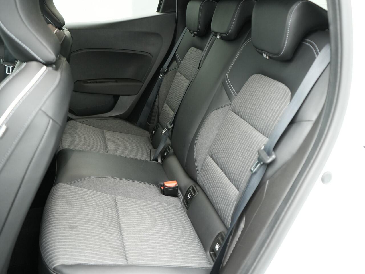 Renault CLIO 1.6 E-Tech Hybrid 145 Techno - RIJKLAARPRIJS - Achteruitrijcamera - All Seasonbanden - Dealeronderhouden