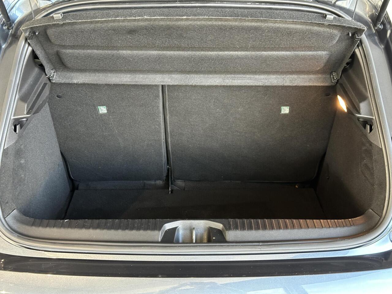 Renault CLIO 1.0 TCe 90 Intens NAVIGATIE | PARKEERSENSOREN ACHTER | CLIMATE CONTROL | LICHTMETALEN VELGEN | PRIVACY GLASS