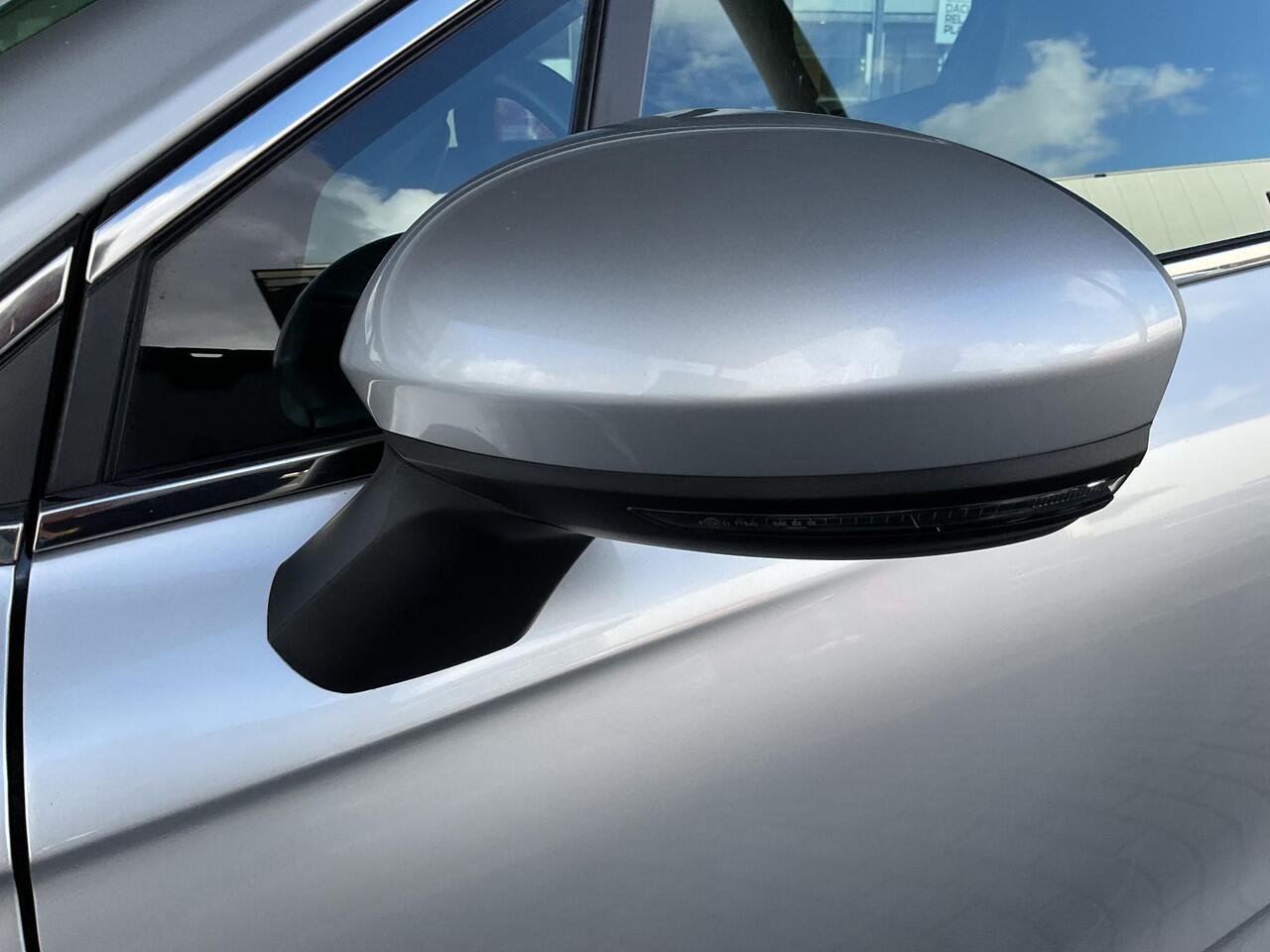 Renault CLIO 1.0 TCe Intens LICHTMETALEN VELGEN / PARKEERSENSOREN / ACHTERUITRIJCAMERA / ELEKTRISCHE BEDIENBARE RAMEN / CRUISE CONTROL / BLEUTOOTH / NAVIGATIESYSTEEM / LANE DEPARTURE